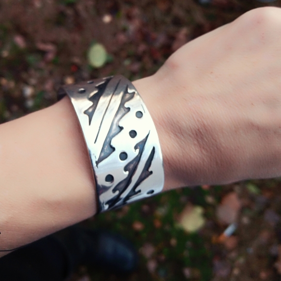 Vintage Heavy Etched Sterling Silver Native American Cuff Bracelet - Picture 2 of 8